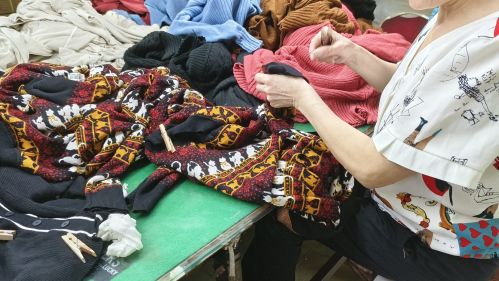 usine de pulls tricotés pour hommes de production, tricots en cachemire sur mesure, fabricants de pulls à Tirupur