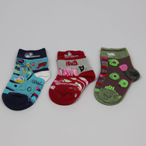 Calzini per bambini 3 confezioni con antiscivolo per ragazzi e ragazze OEM Divertenti calzini in cotone Produttore Baby