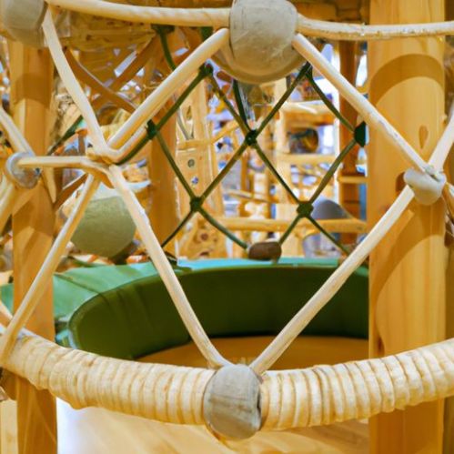 ศูนย์การเล่นกิจกรรมสำหรับเด็กและการเล่นมอนเตโซริในร่มและกลางแจ้ง โดมปีนเขาในร่มที่ทำจากไม้