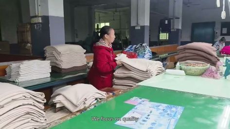 maglione a righe personalizzato, brutti maglioni natalizi su misura nel pavimento della fabbrica